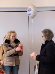 Mehr über den Artikel erfahren Die Kinder und das Team vom Evangelischen Kindergarten Bad König verabschieden sich von der Kantorin Beate Ihrig