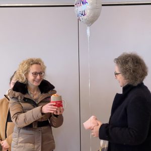 Die Kinder und das Team vom Evangelischen Kindergarten Bad König verabschieden sich von der Kantorin Beate Ihrig