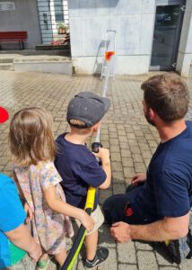 Mehr über den Artikel erfahren Brandschutzerziehung und ein Besuch im Feuerwehrhaus mit der Sonnengruppe