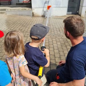 Brandschutzerziehung und ein Besuch im Feuerwehrhaus mit der Sonnengruppe