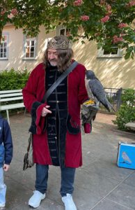 Mehr über den Artikel erfahren Der Falkner zu Besuch in der Evangelischen Kita Bad König 