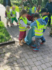 Mehr über den Artikel erfahren Sauberhafter Kindertag! Die Kinder der Evangelischen Kita Bad König machen mit!