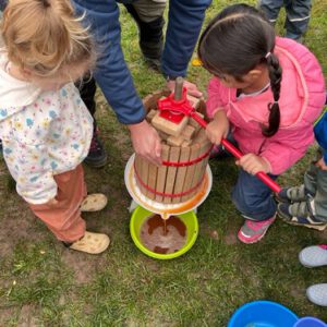 Wir feiern Kelterfest in der Naturgruppe