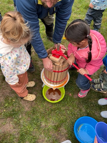Wir feiern Kelterfest in der Naturgruppe