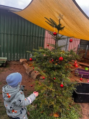Die Kinder der Naturgruppe schmücken ihren Weihnachtsbaum