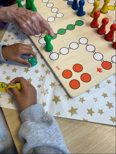 Du betrachtest gerade Die Maxiflöhe zu Besuch bei der AWO Tagespflege